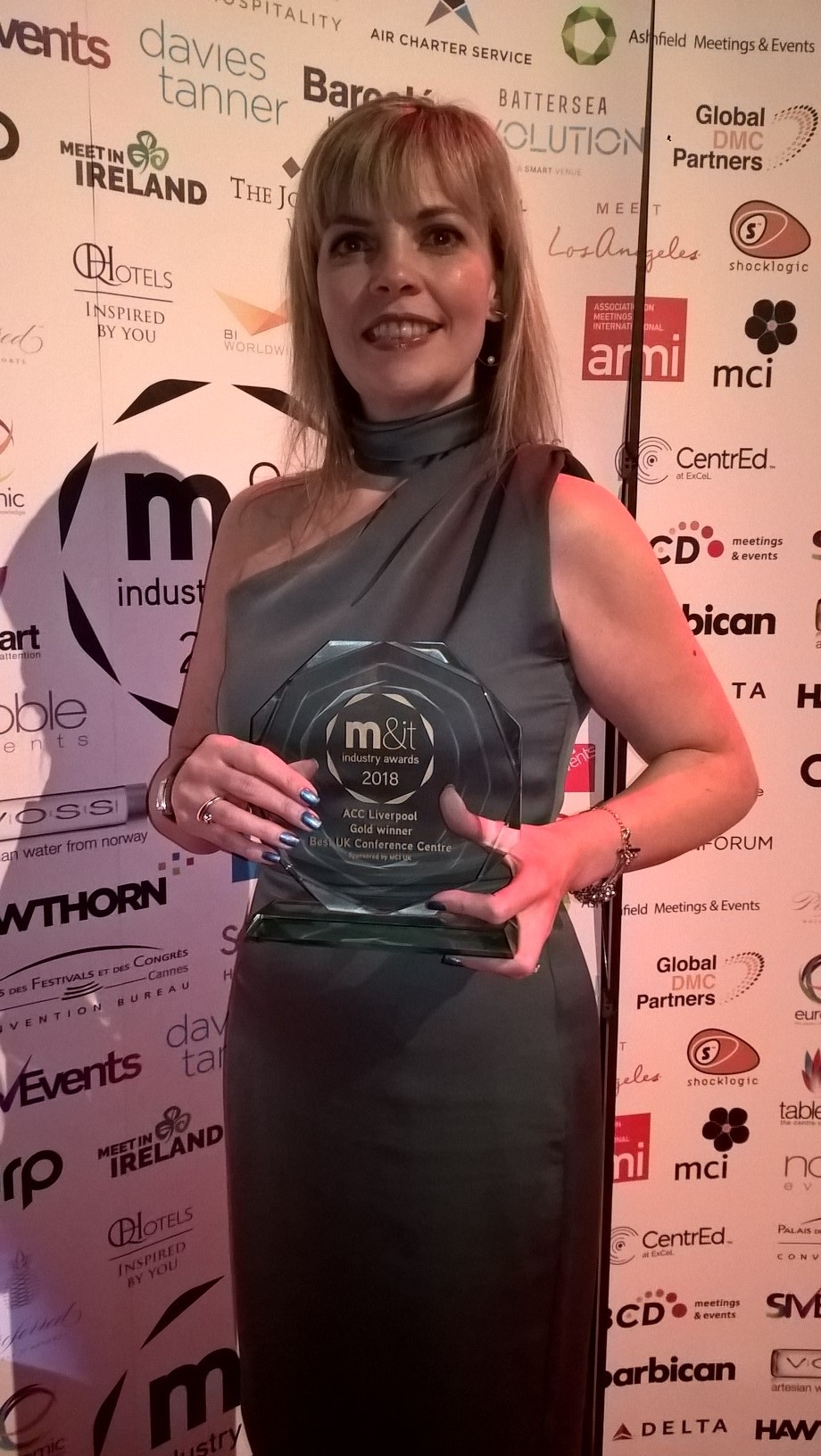 Nicky Hunter, PR and communications manager, collects award for Best UK Conference Centre 2018